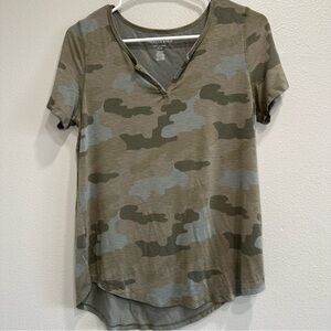 American Eagle women’s medium Camouflage V-Neck Women’s Top,soft,casual